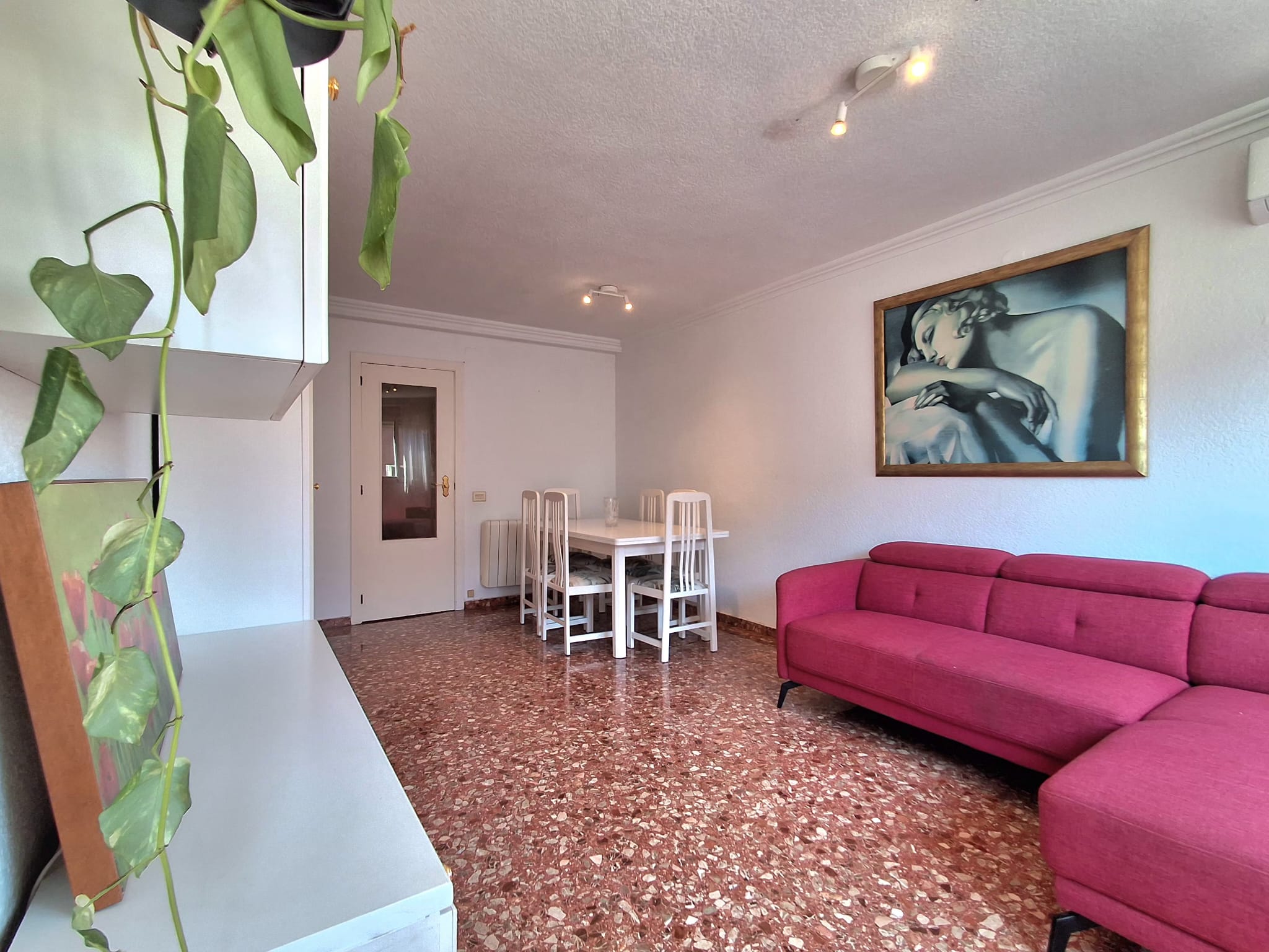 Three Crosses-Valencia. Fantastic exterior and very bright home!!!