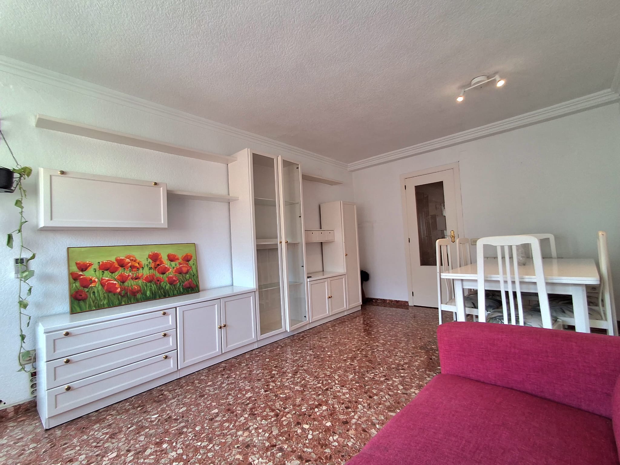 Three Crosses-Valencia. Fantastic exterior and very bright home!!!