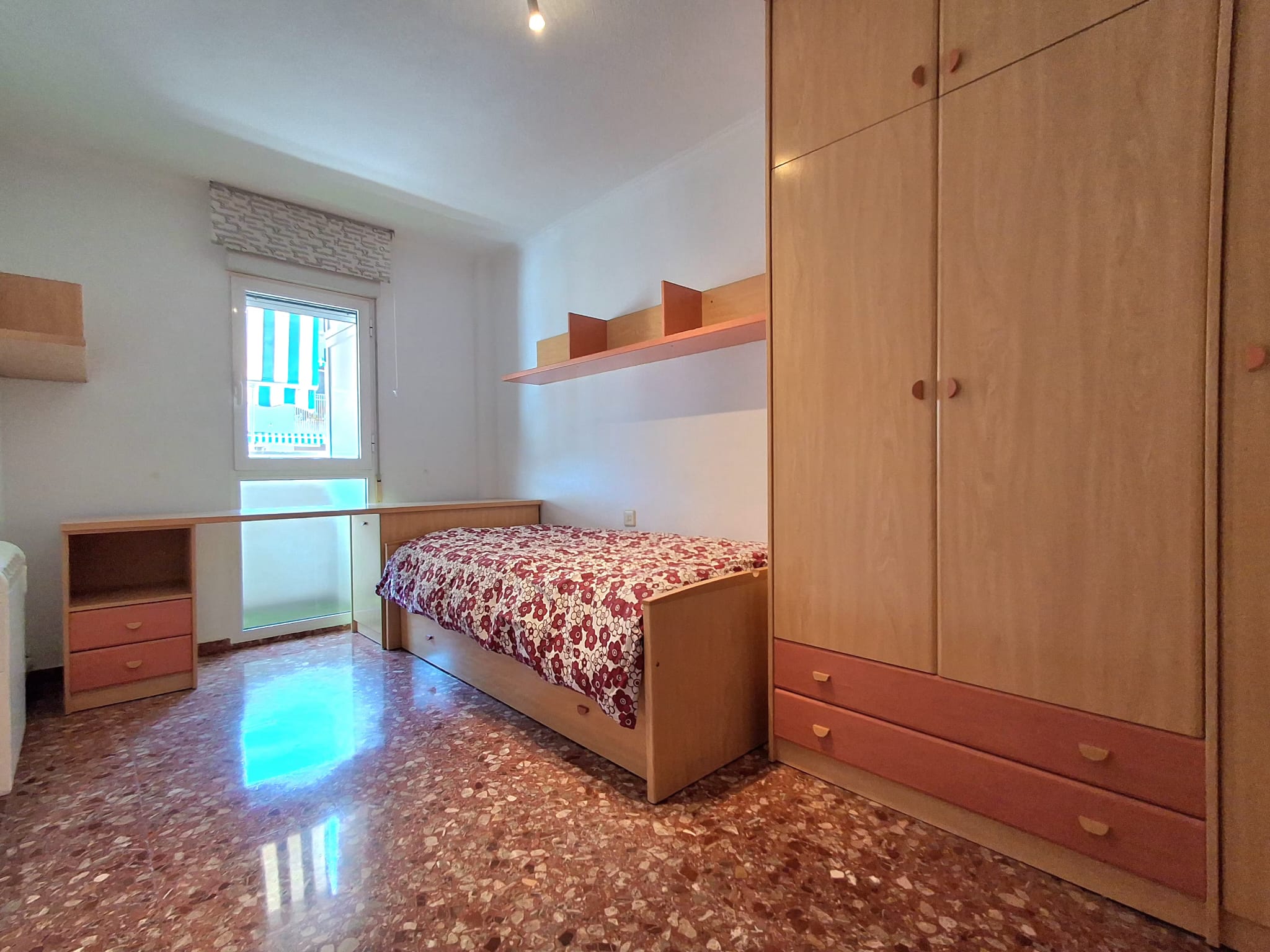 Three Crosses-Valencia. Fantastic exterior and very bright home!!!