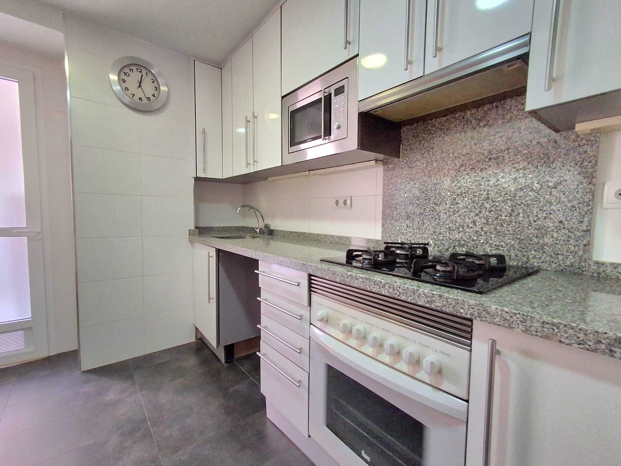 Three Crosses-Valencia. Fantastic exterior and very bright home!!!