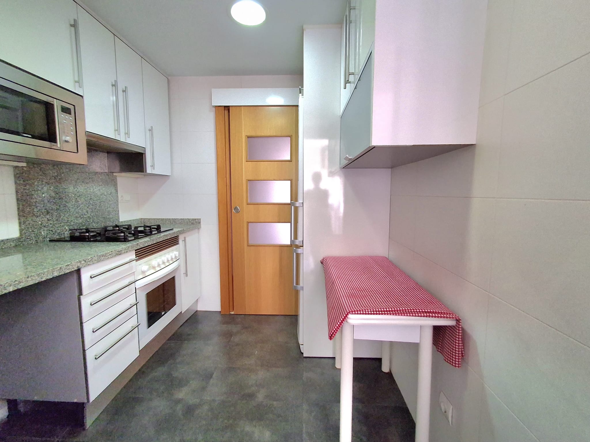 Three Crosses-Valencia. Fantastic exterior and very bright home!!!