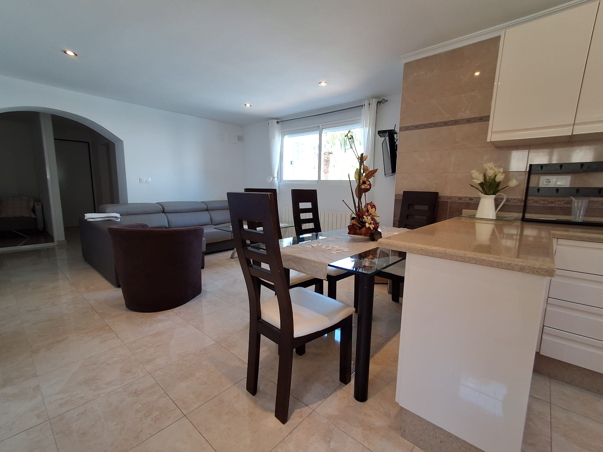 En L´Albir, apartamento de tres habitaciones con jardín y piscina.