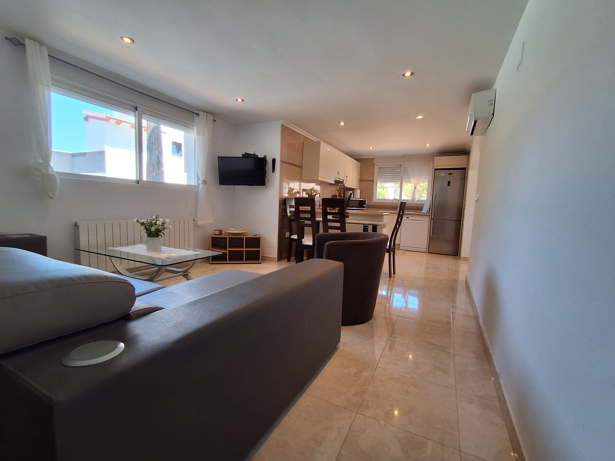 En L´Albir, apartamento de tres habitaciones con jardín y piscina.