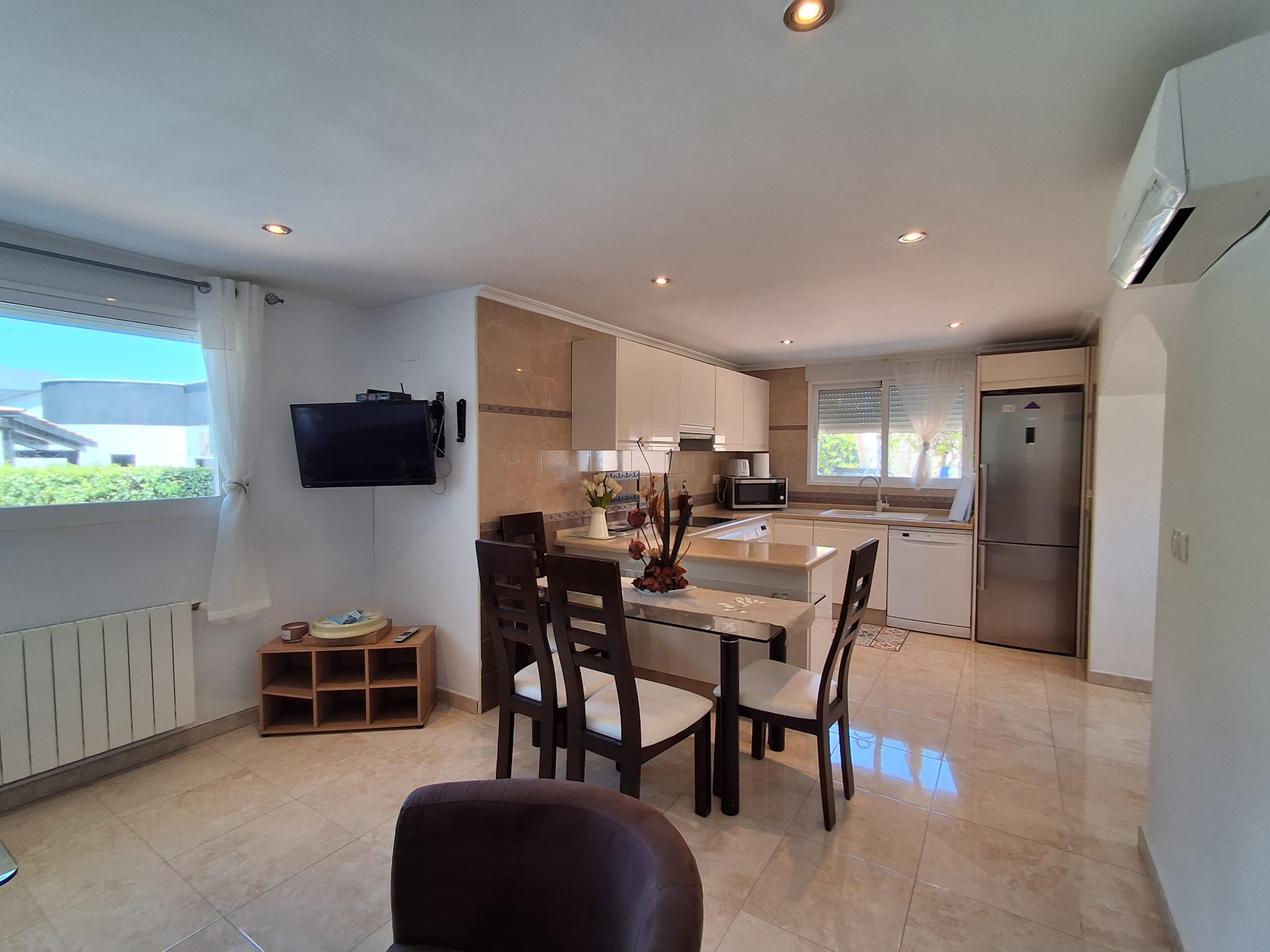 En L´Albir, apartamento de tres habitaciones con jardín y piscina.