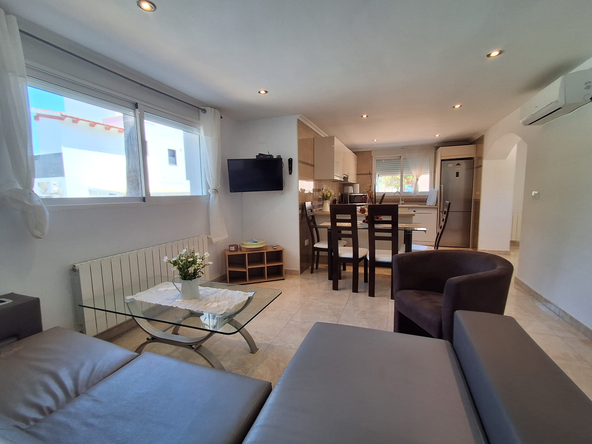 En L´Albir, apartamento de tres habitaciones con jardín y piscina.