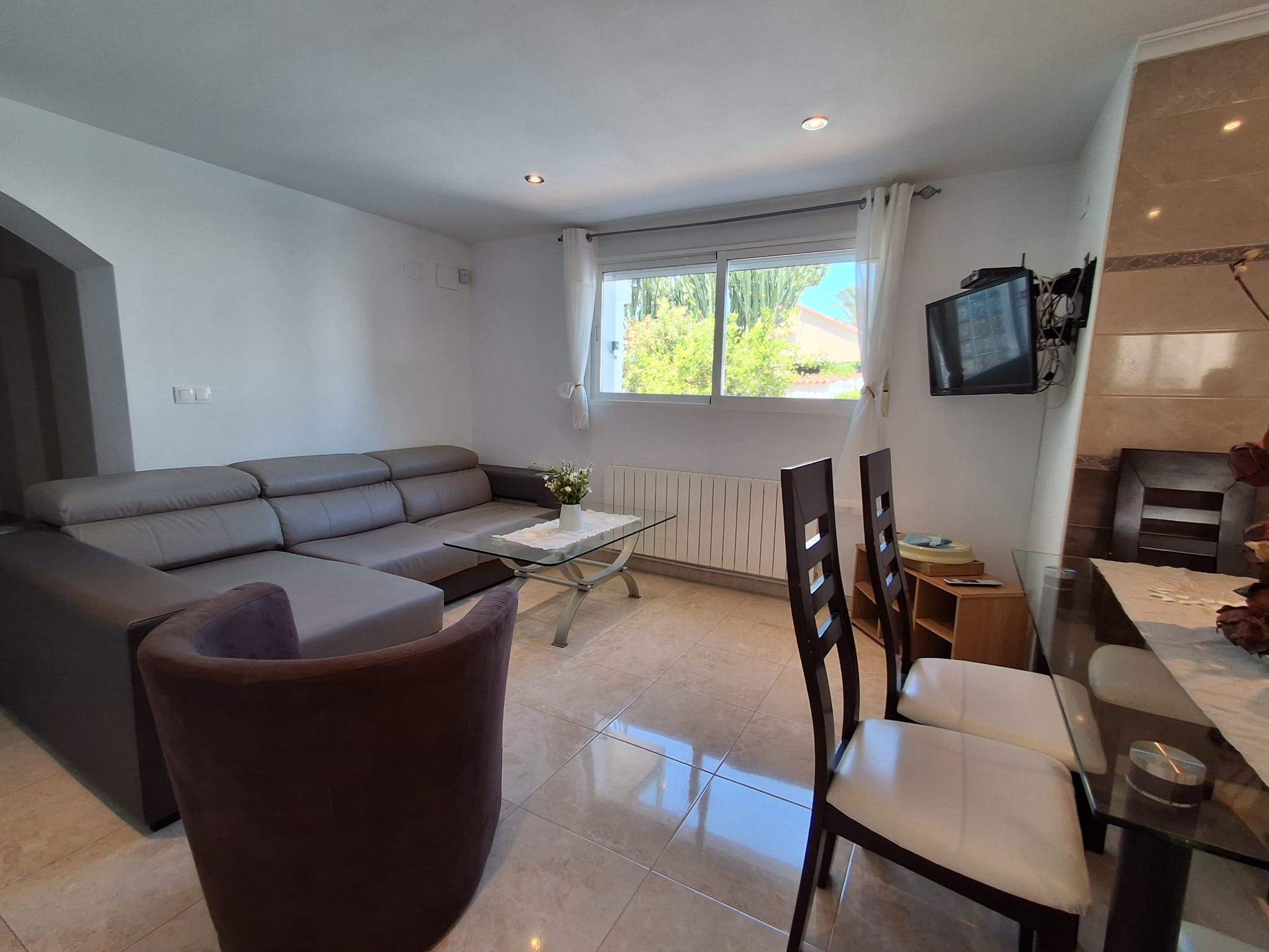 En L´Albir, apartamento de tres habitaciones con jardín y piscina.