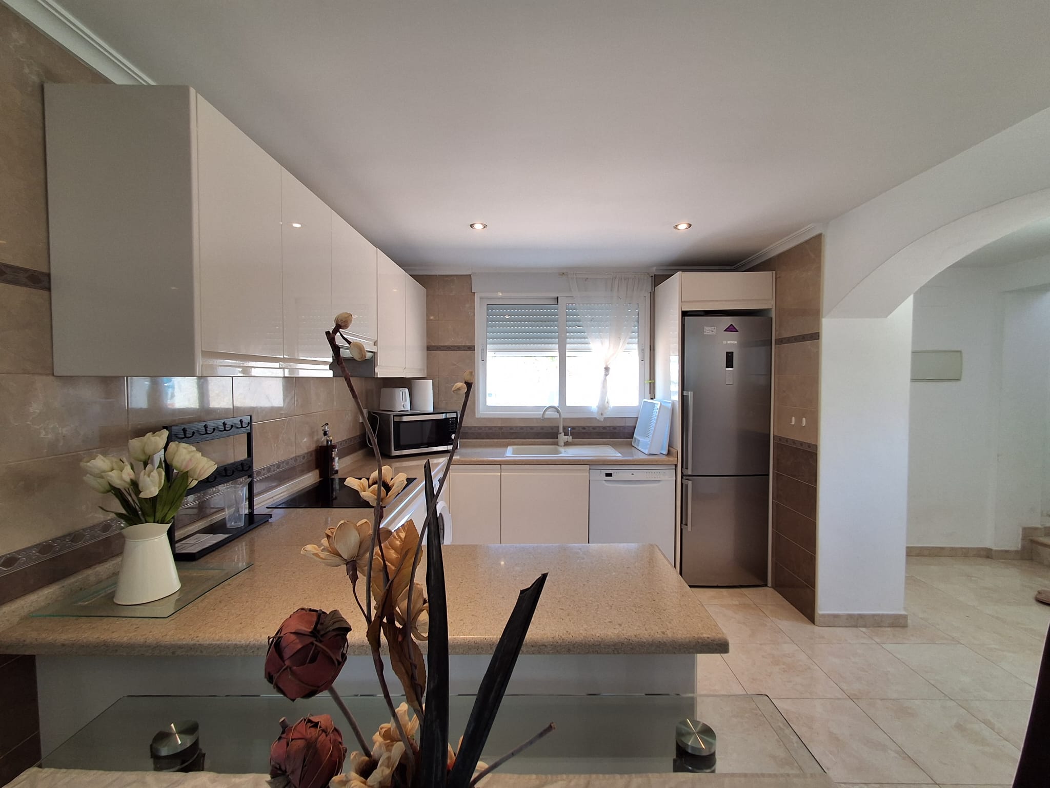 En L´Albir, apartamento de tres habitaciones con jardín y piscina.