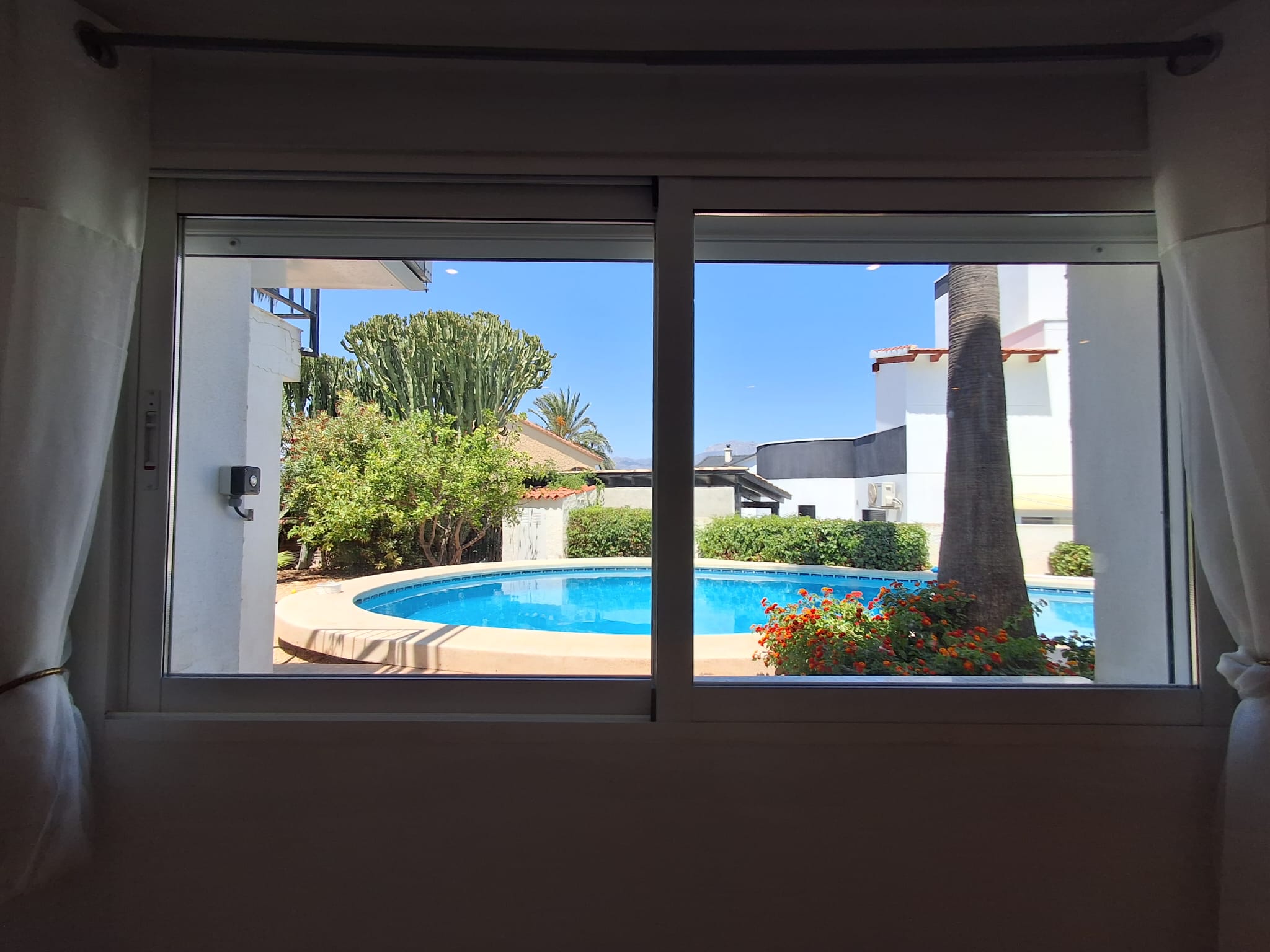 En L´Albir, apartamento de tres habitaciones con jardín y piscina.