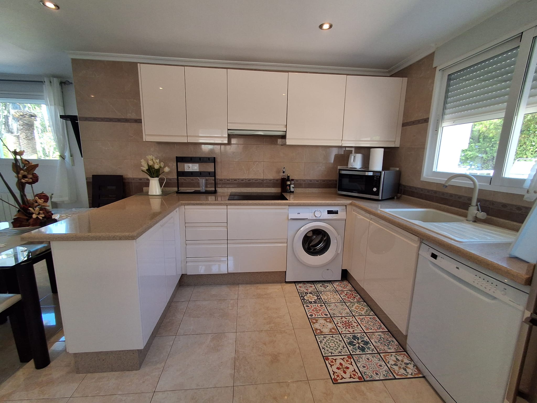 En L´Albir, apartamento de tres habitaciones con jardín y piscina.