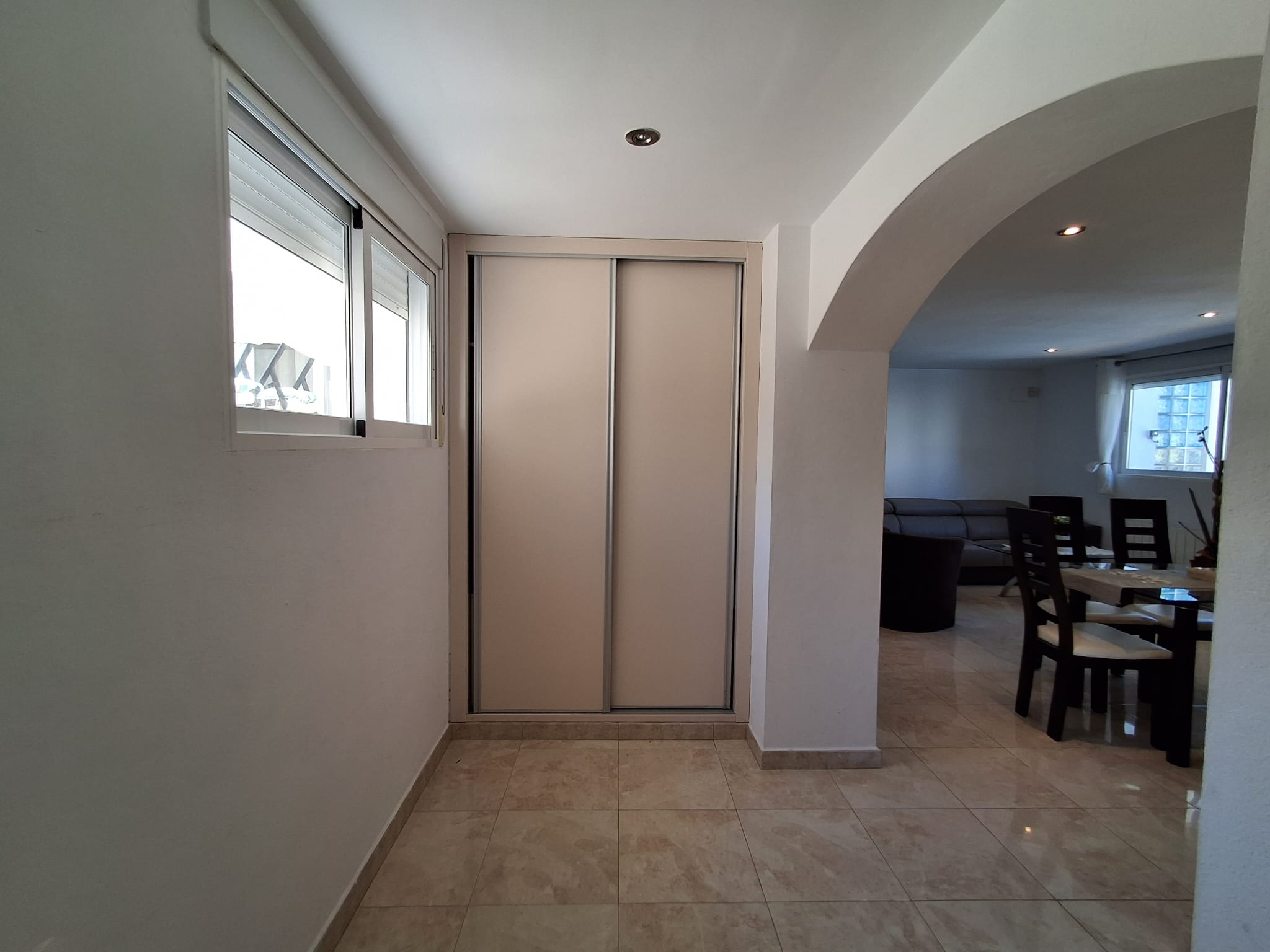 En L´Albir, apartamento de tres habitaciones con jardín y piscina.