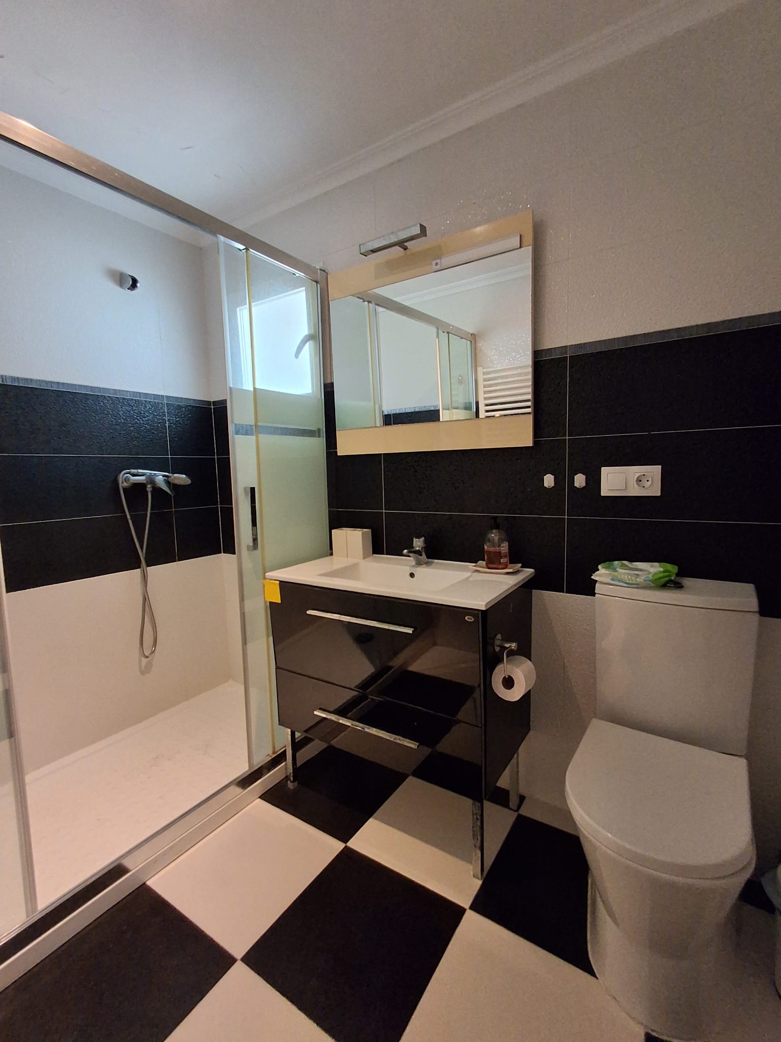 En L´Albir, apartamento de tres habitaciones con jardín y piscina.