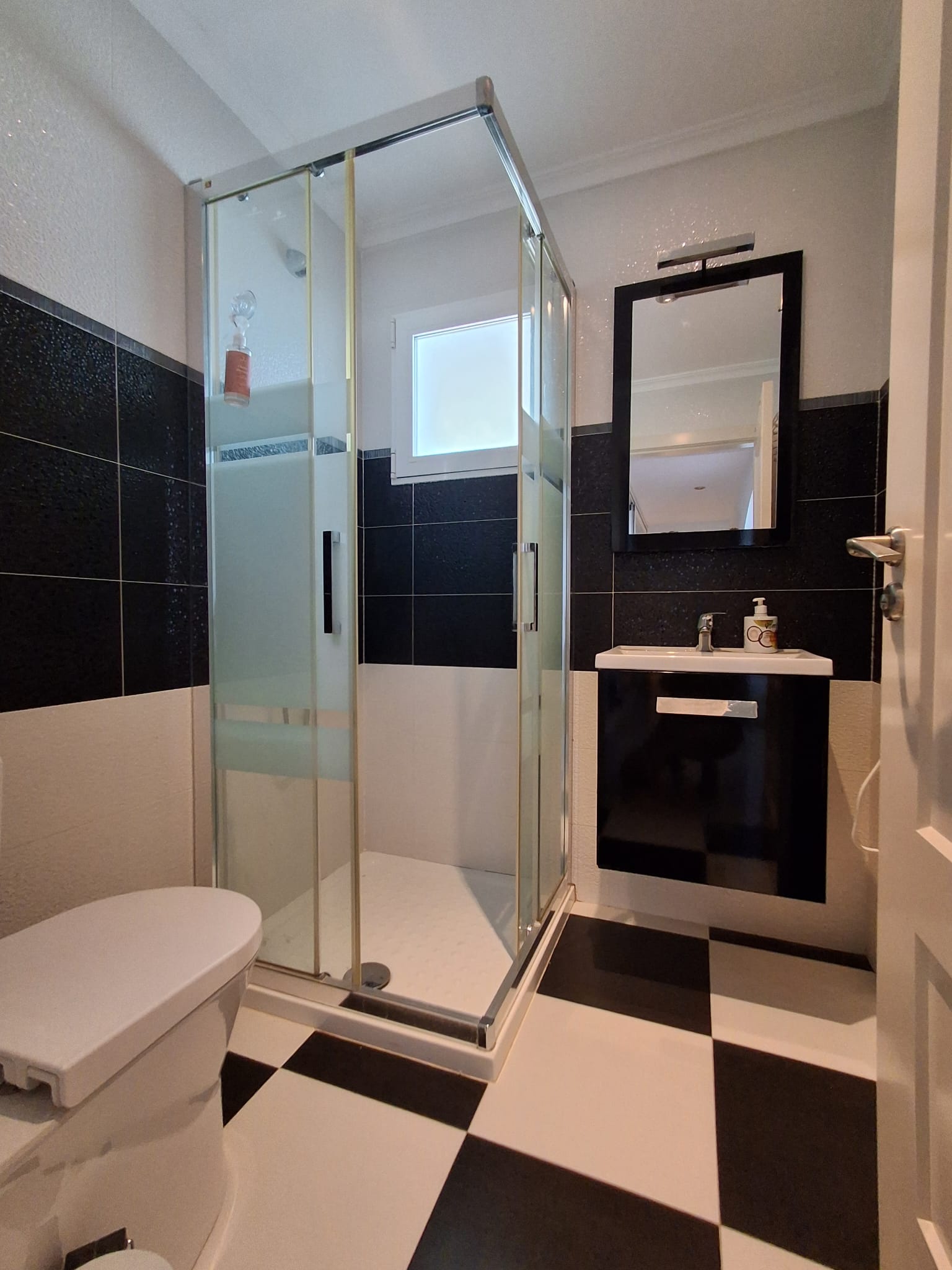 En L´Albir, apartamento de tres habitaciones con jardín y piscina.