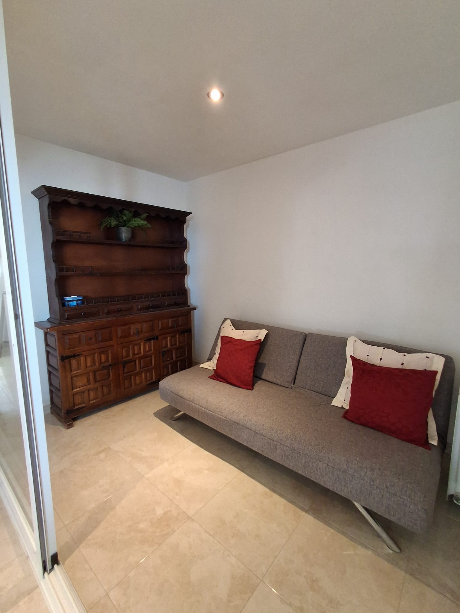 En L´Albir, apartamento de tres habitaciones con jardín y piscina.