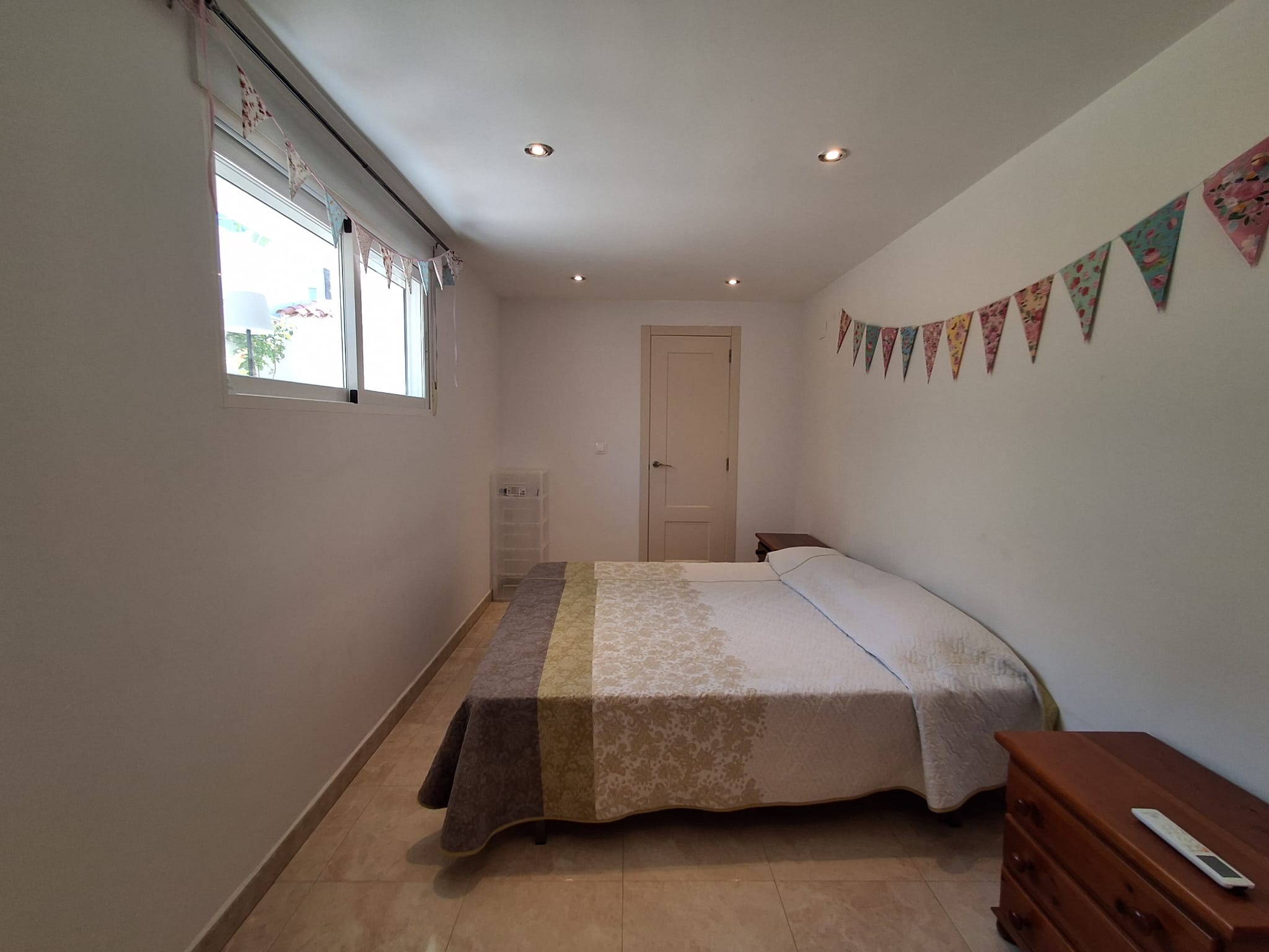 En L´Albir, apartamento de tres habitaciones con jardín y piscina.