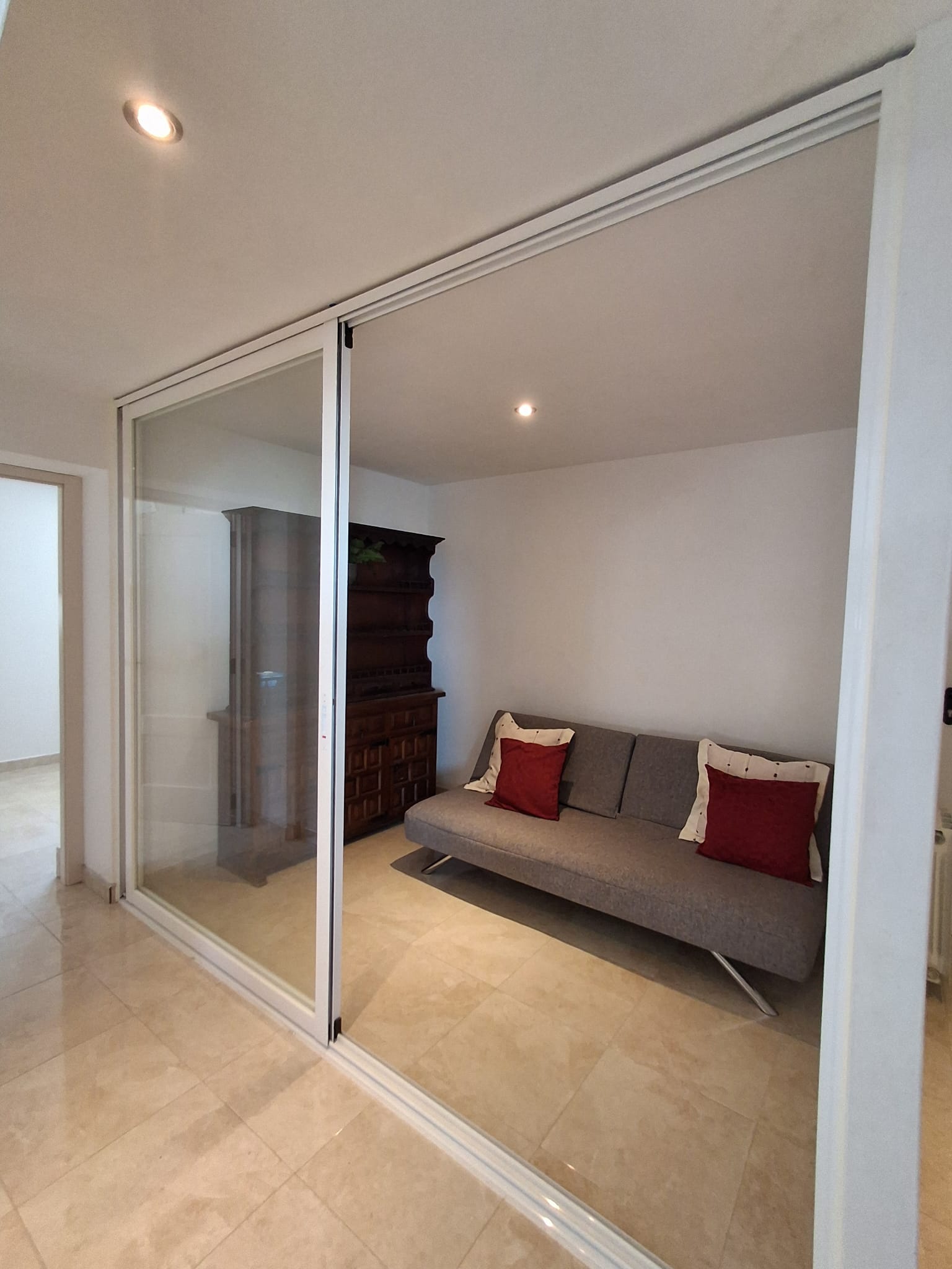 En L´Albir, apartamento de tres habitaciones con jardín y piscina.