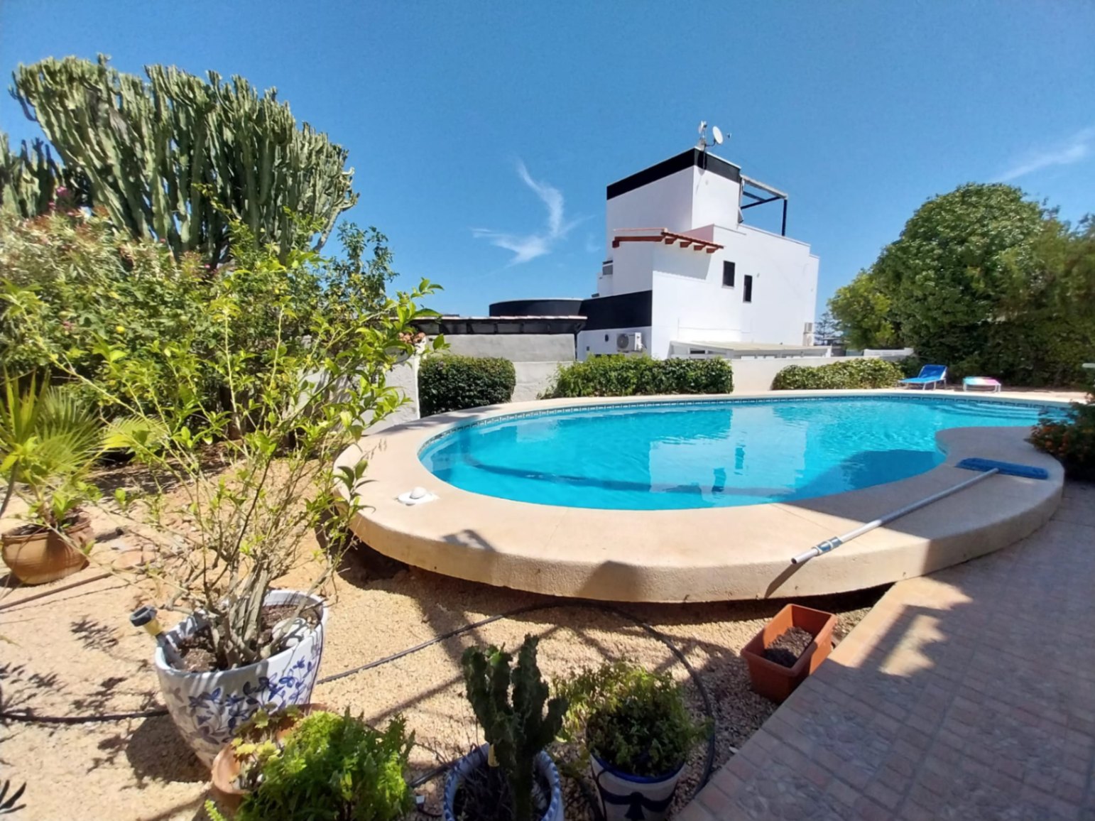 En L´Albir, apartamento de tres habitaciones con jardín y piscina.