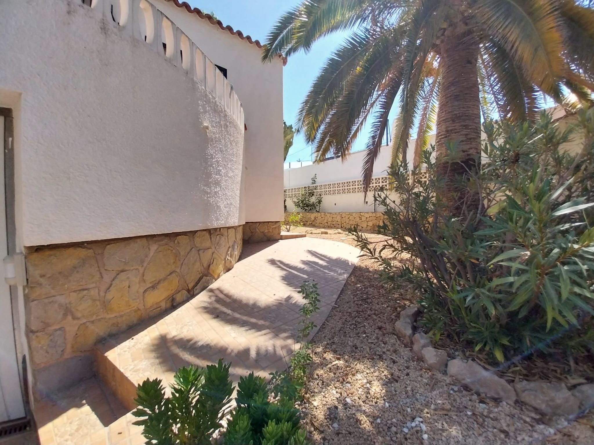 En L´Albir, apartamento de tres habitaciones con jardín y piscina.