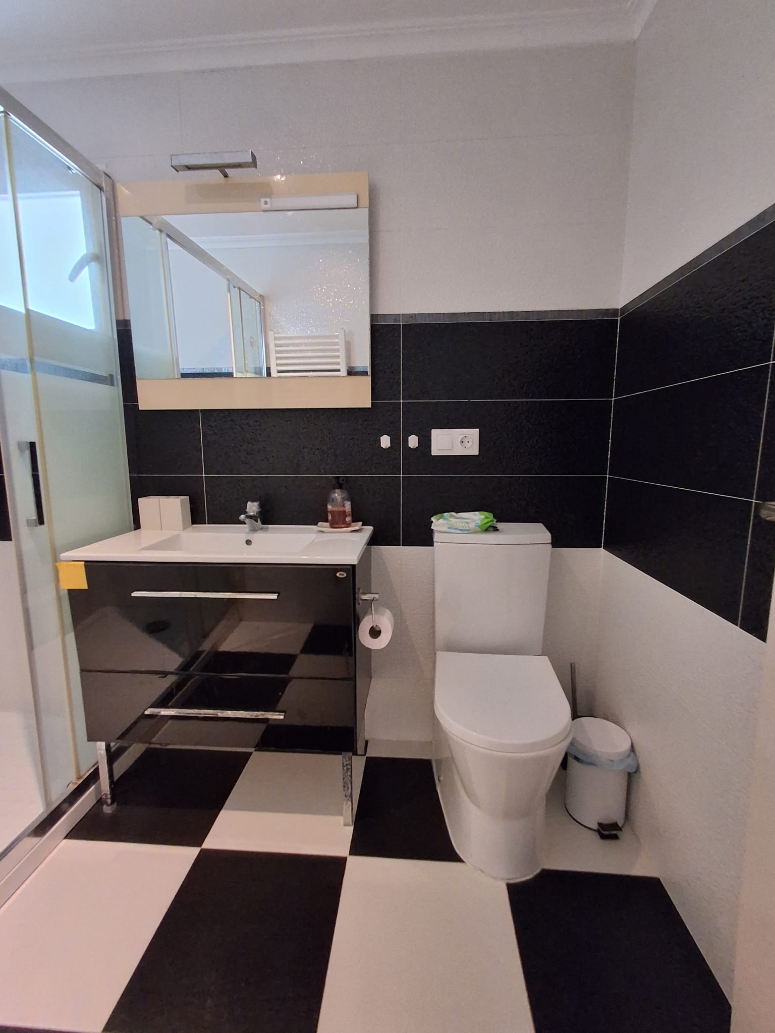 En L´Albir, apartamento de tres habitaciones con jardín y piscina.