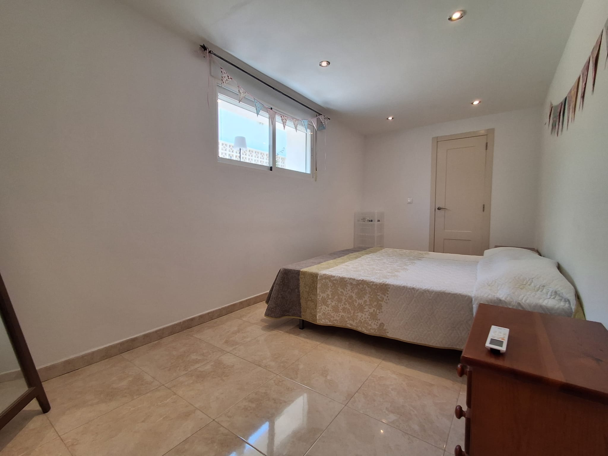 En L´Albir, apartamento de tres habitaciones con jardín y piscina.