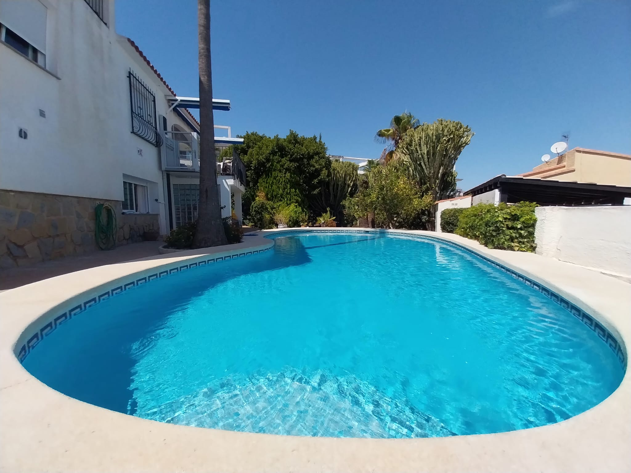 En L´Albir, apartamento de tres habitaciones con jardín y piscina.