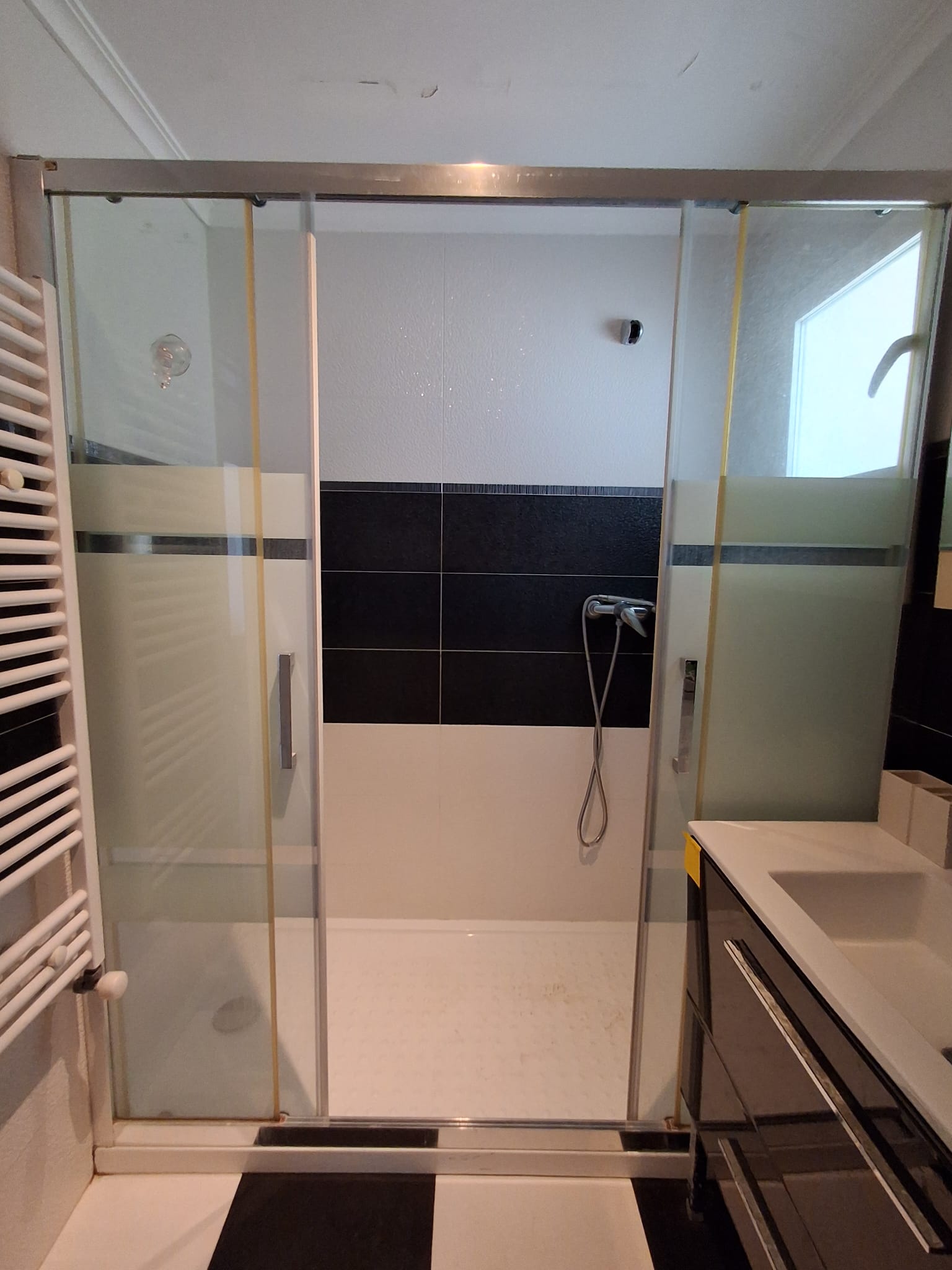 En L´Albir, apartamento de tres habitaciones con jardín y piscina.