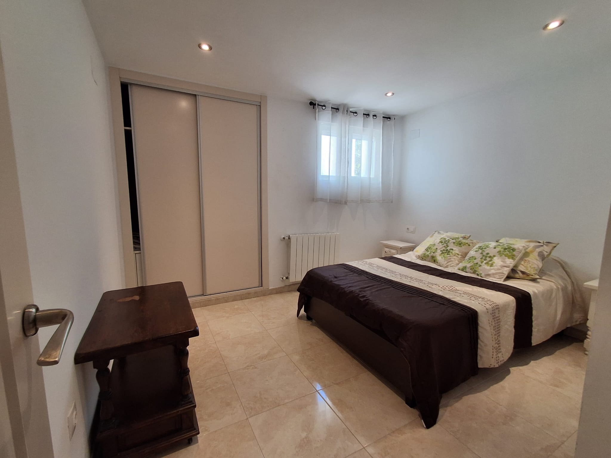 En L´Albir, apartamento de tres habitaciones con jardín y piscina.