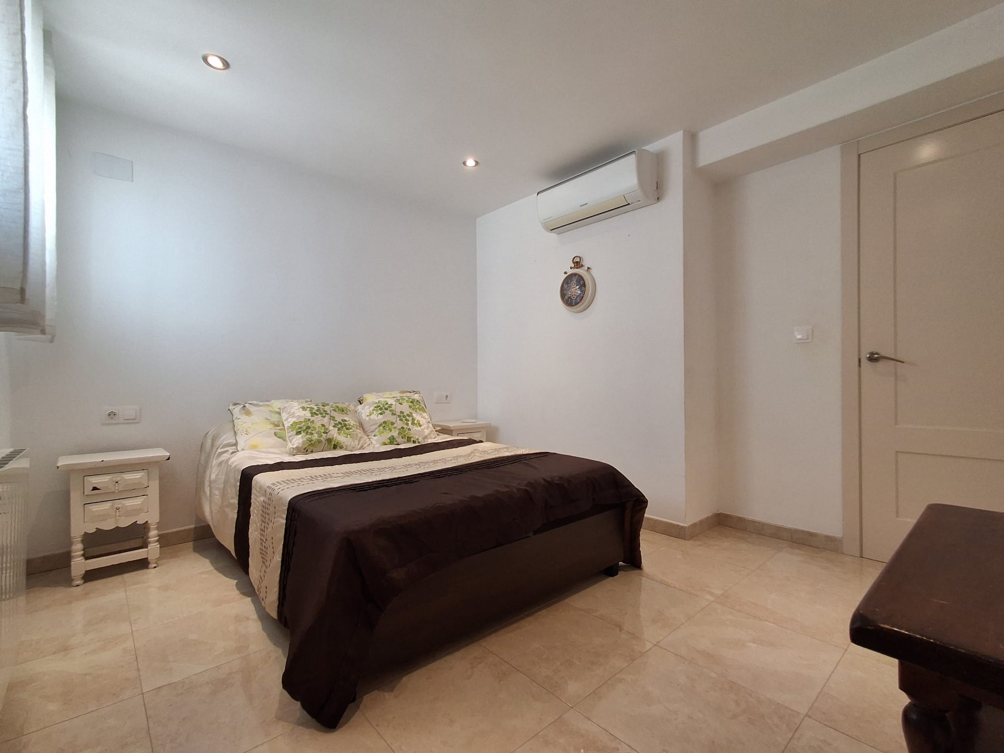 En L´Albir, apartamento de tres habitaciones con jardín y piscina.