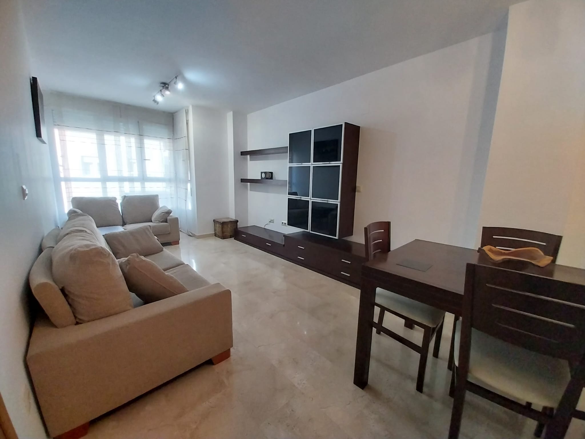 En alquiler! vivienda exterior con plaza de garaje junto a la Ciudad de las Ciencias, València.