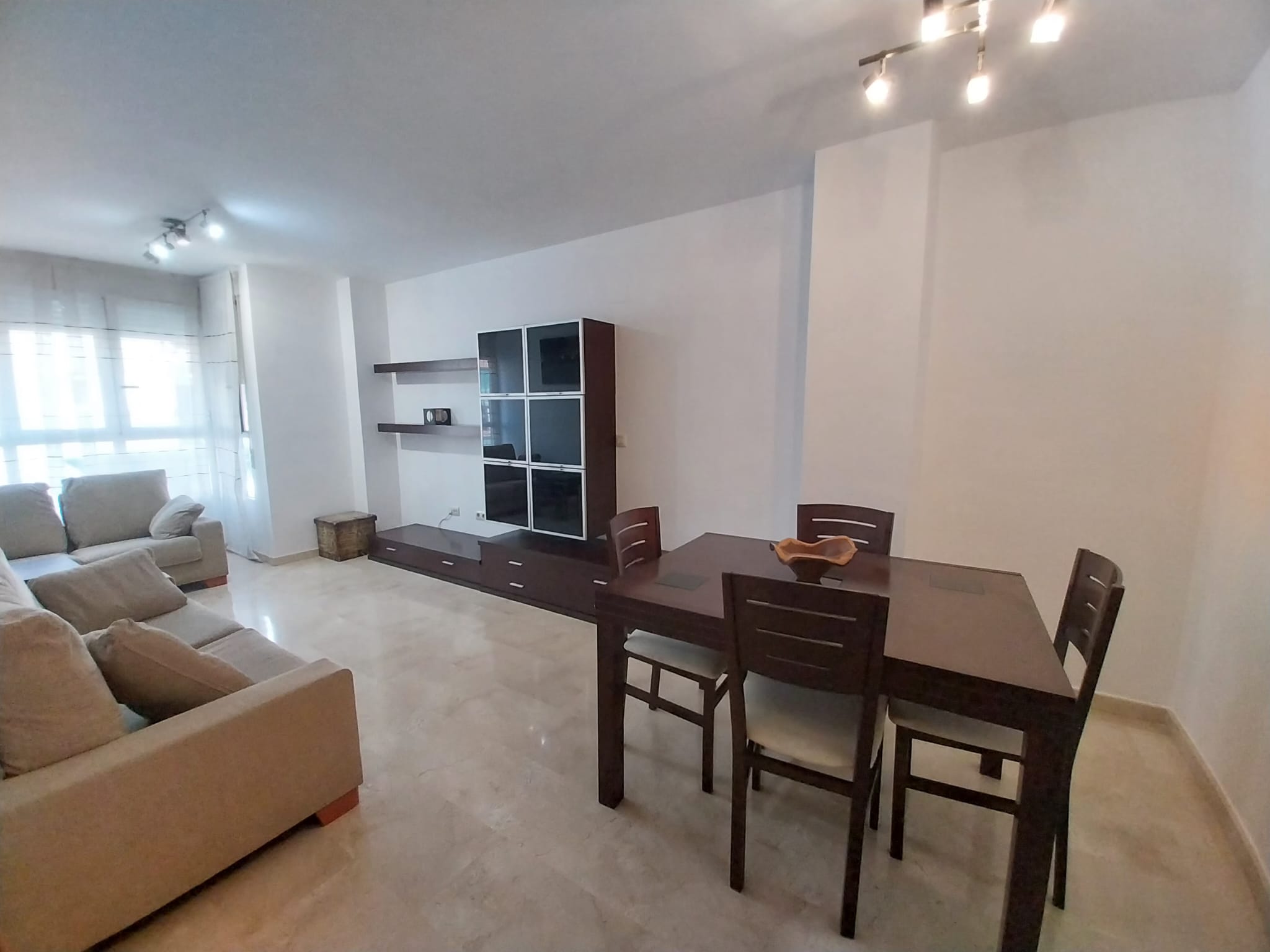 En alquiler! vivienda exterior con plaza de garaje junto a la Ciudad de las Ciencias, València.