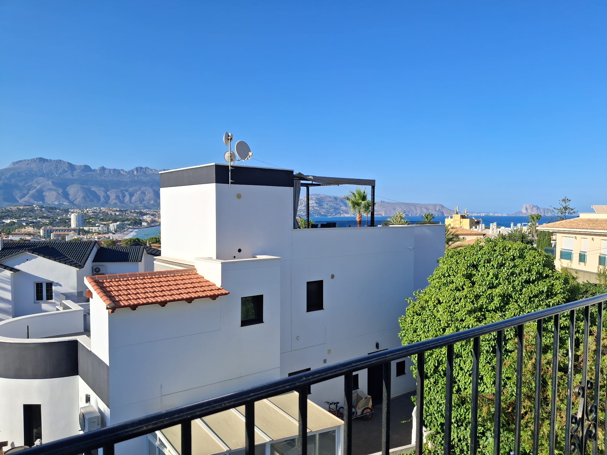 Se alquila bonito estudio en L´Albir con vistas al mar y a la montaña.