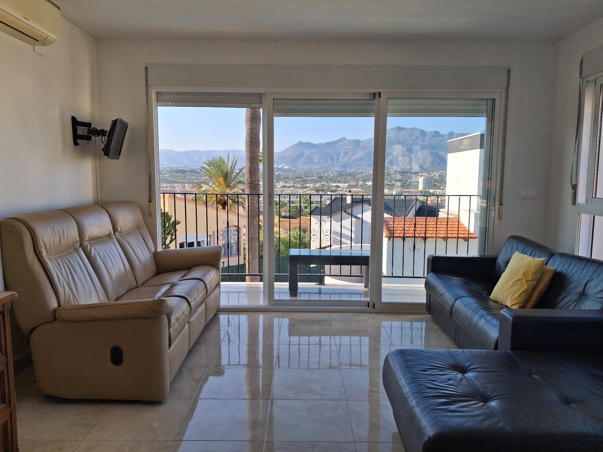 Se alquila bonito estudio en L´Albir con vistas al mar y a la montaña.