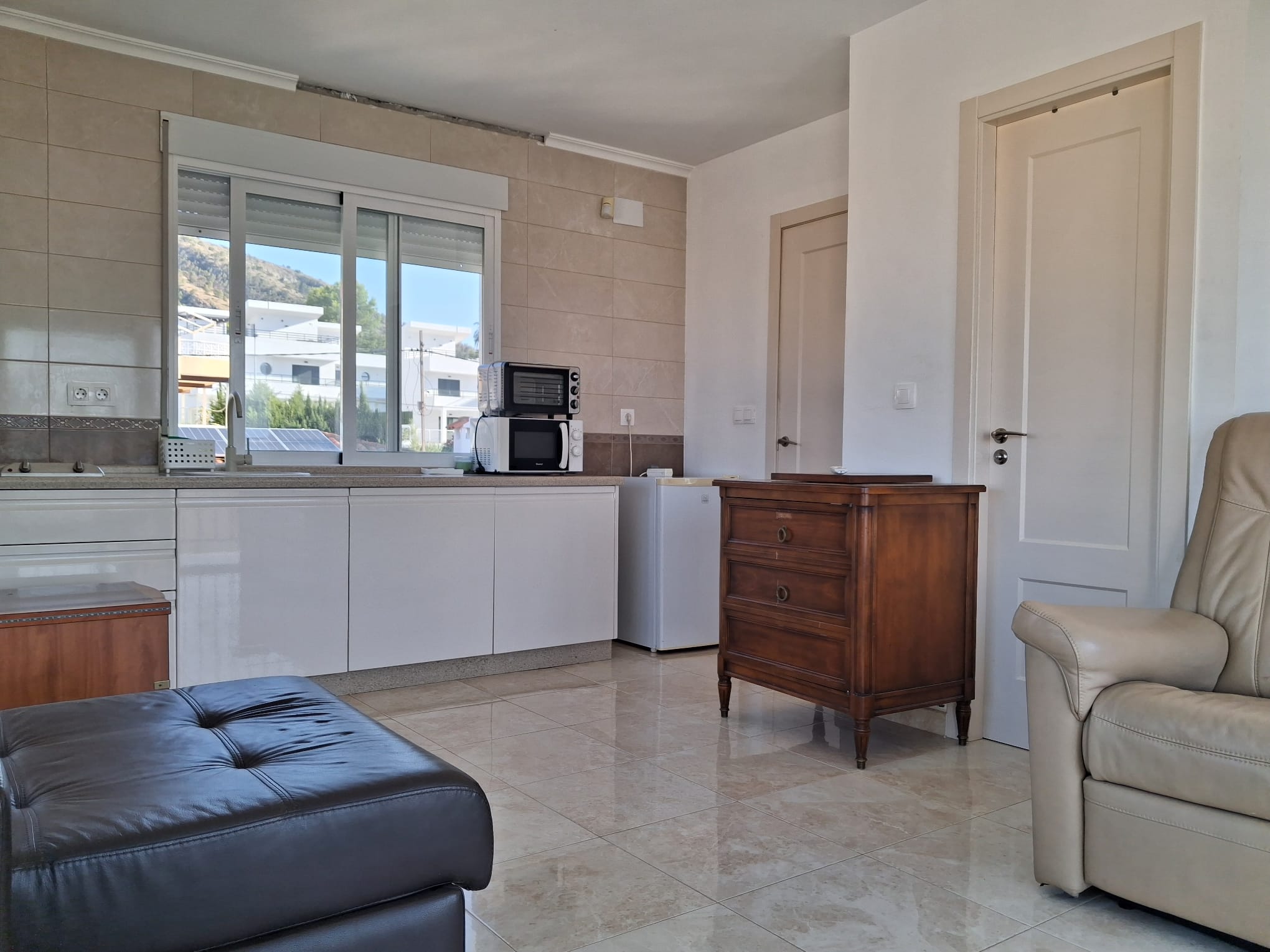 Se alquila bonito estudio en L´Albir con vistas al mar y a la montaña.
