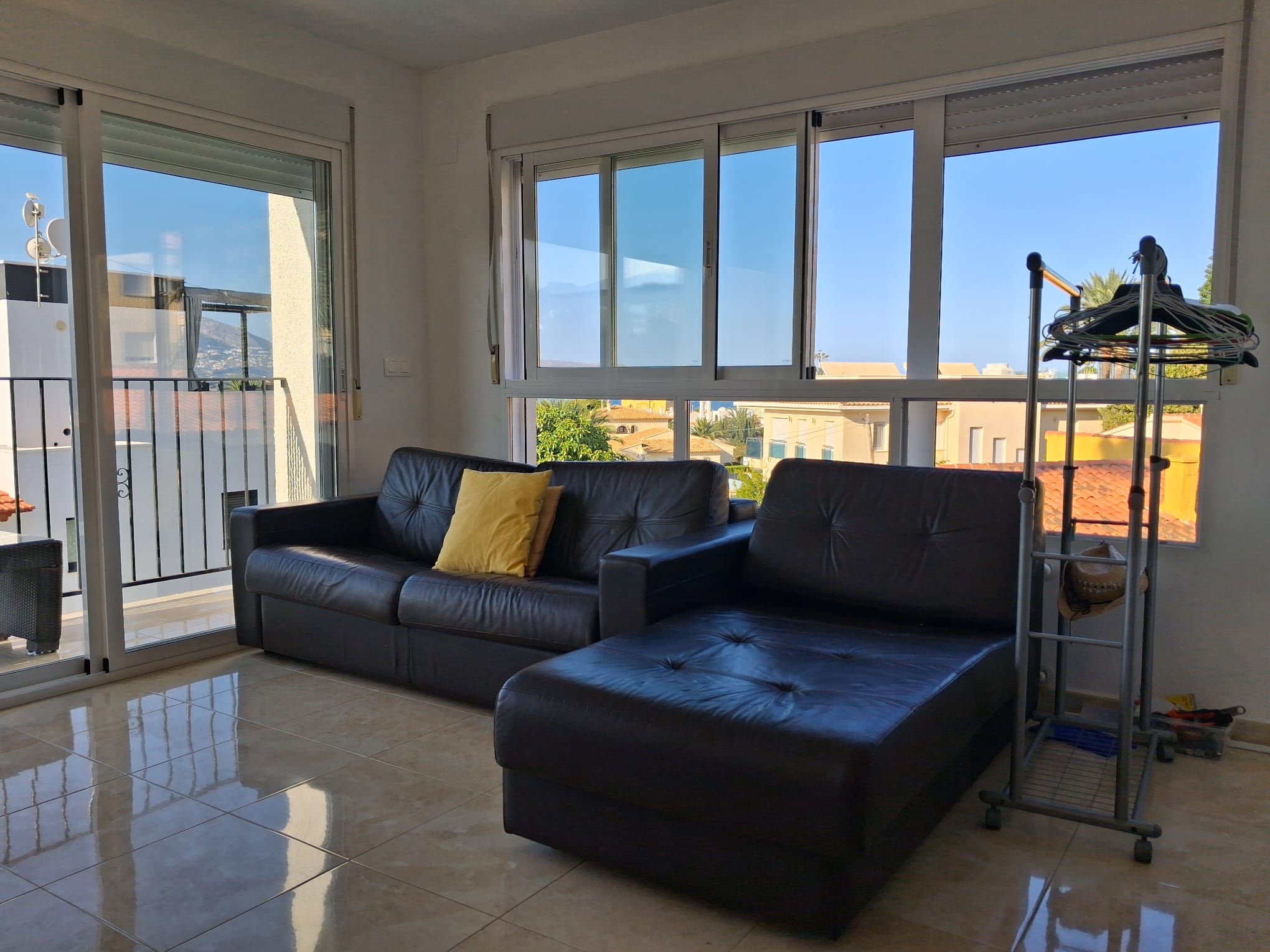 Se alquila bonito estudio en L´Albir con vistas al mar y a la montaña.