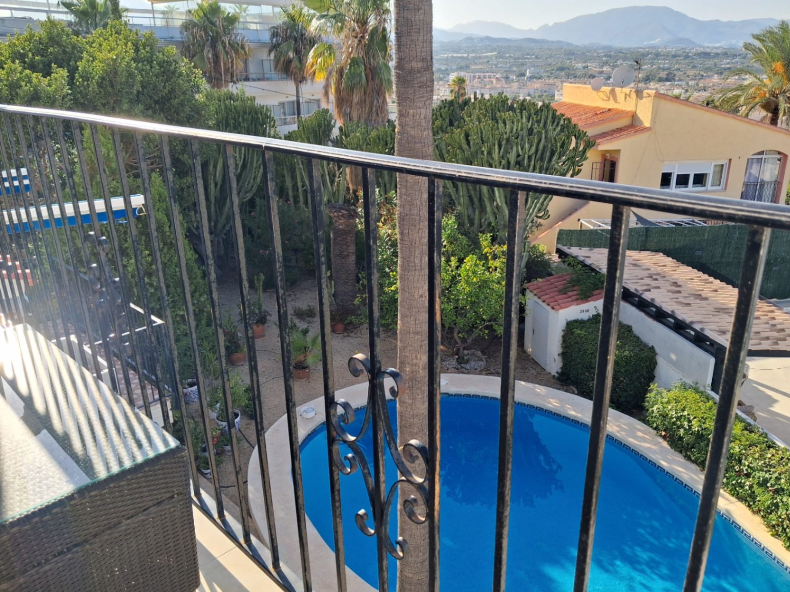 Se alquila bonito estudio en L´Albir con vistas al mar y a la montaña.