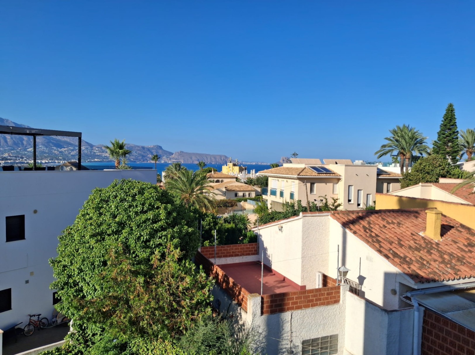 Se alquila bonito estudio en L´Albir con vistas al mar y a la montaña.