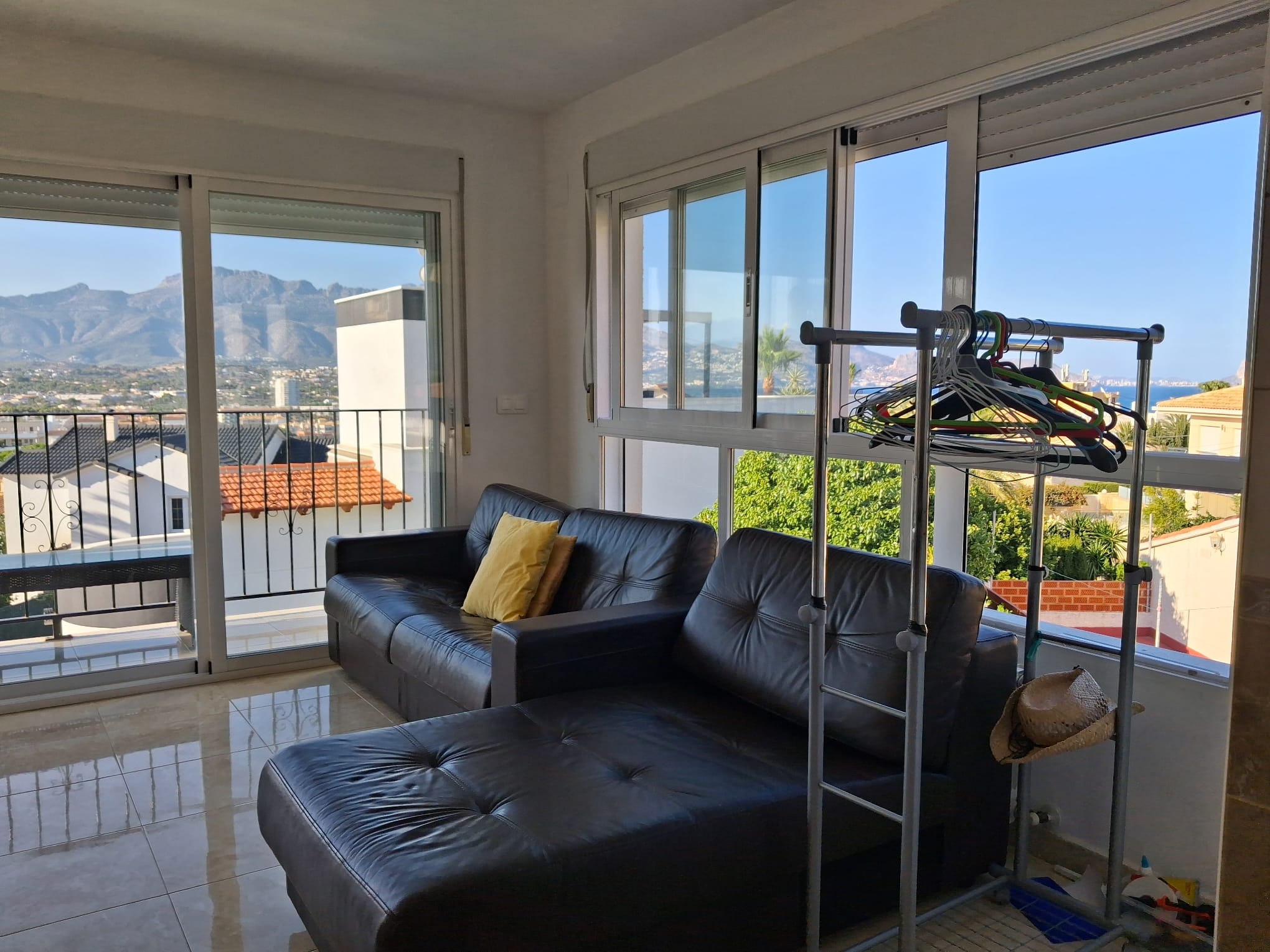 Se alquila bonito estudio en L´Albir con vistas al mar y a la montaña.