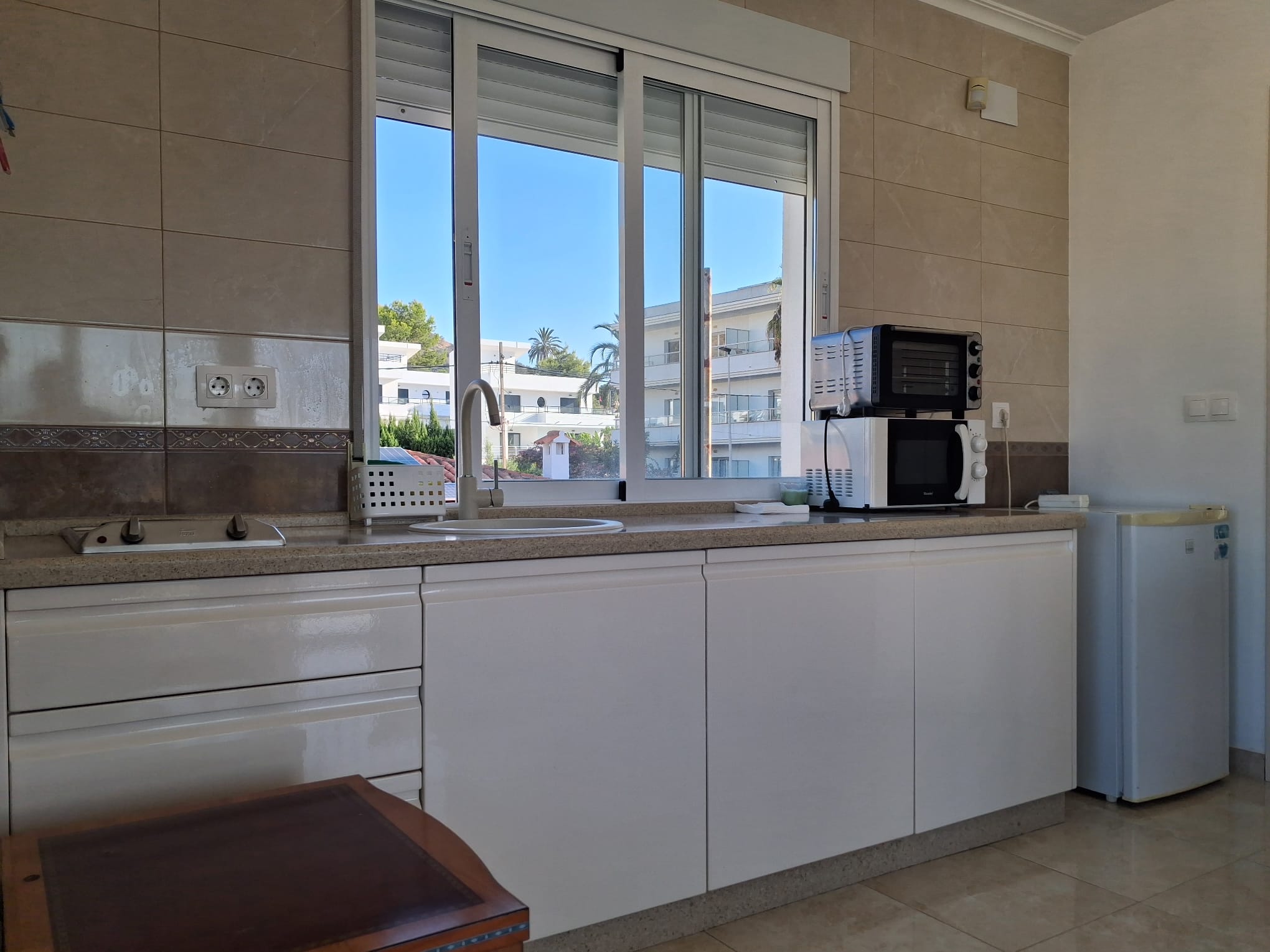 Se alquila bonito estudio en L´Albir con vistas al mar y a la montaña.