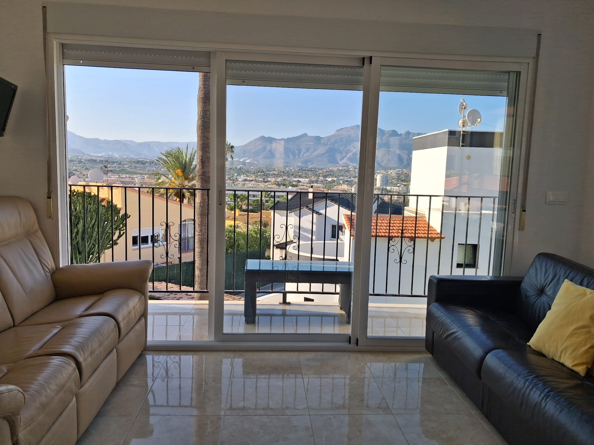 Se alquila bonito estudio en L´Albir con vistas al mar y a la montaña.