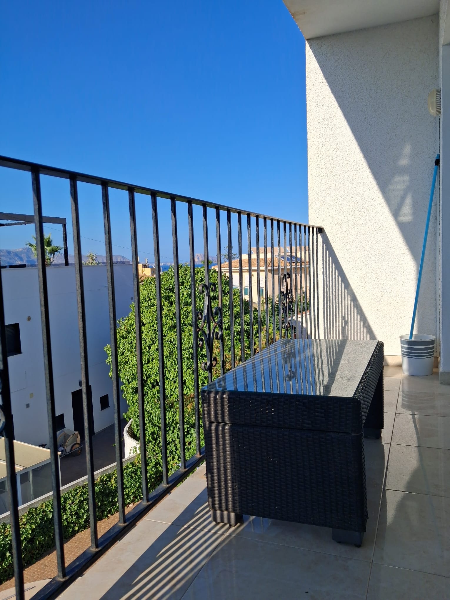 Se alquila bonito estudio en L´Albir con vistas al mar y a la montaña.