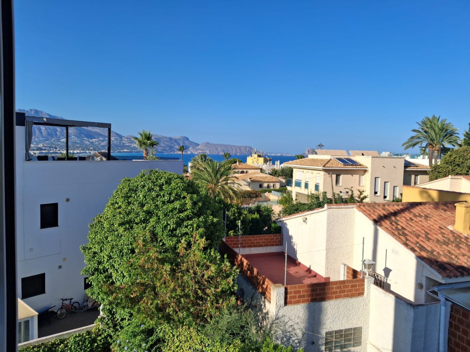 Se alquila bonito estudio en L´Albir con vistas al mar y a la montaña.